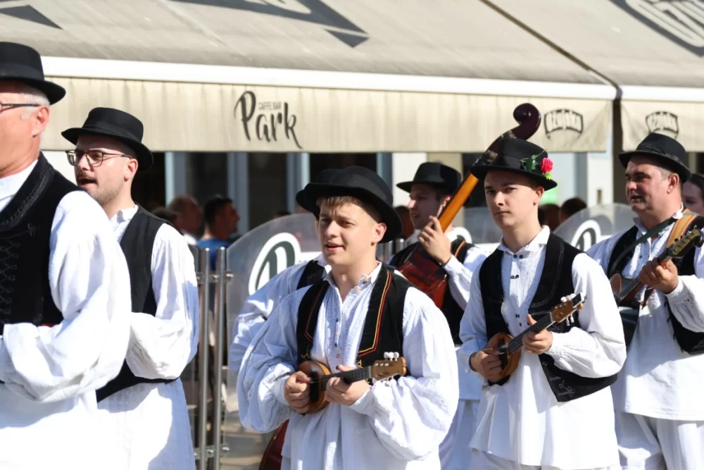 Povorka konjanika i konjskih zaprega ta članova kulturno-umjetničkih društava ulicama grada Pleternice