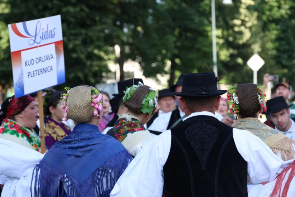 Povorka konjanika i konjskih zaprega ta članova kulturno-umjetničkih društava ulicama grada Pleternice