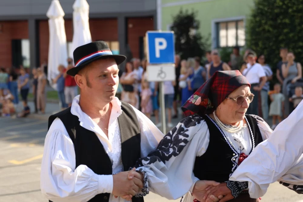 Povorka konjanika i konjskih zaprega ta članova kulturno-umjetničkih društava ulicama grada Pleternice