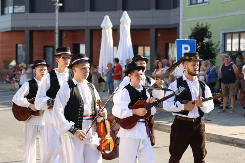 Povorka konjanika i konjskih zaprega ta članova kulturno-umjetničkih društava ulicama grada Pleternice