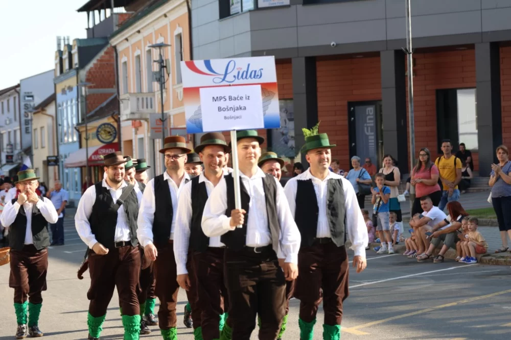 Povorka konjanika i konjskih zaprega ta članova kulturno-umjetničkih društava ulicama grada Pleternice