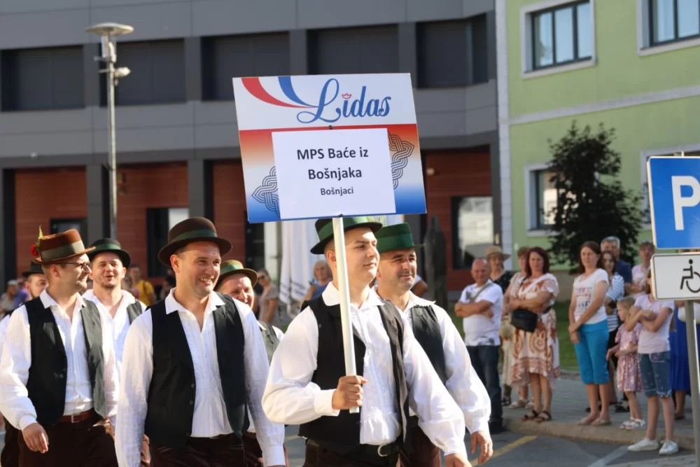 Povorka konjanika i konjskih zaprega ta članova kulturno-umjetničkih društava ulicama grada Pleternice