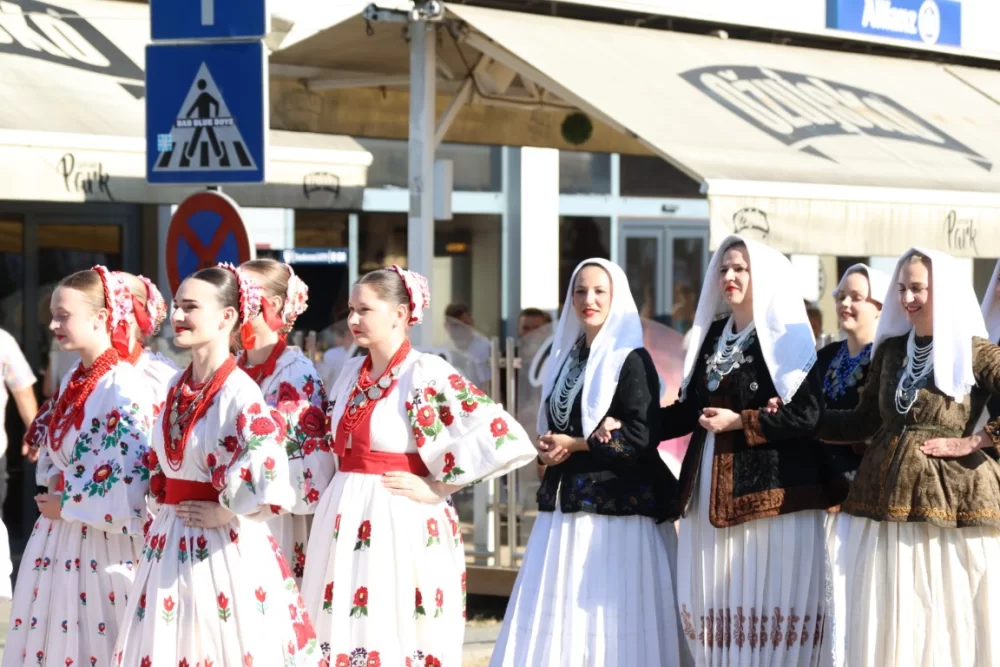Povorka konjanika i konjskih zaprega ta članova kulturno-umjetničkih društava ulicama grada Pleternice