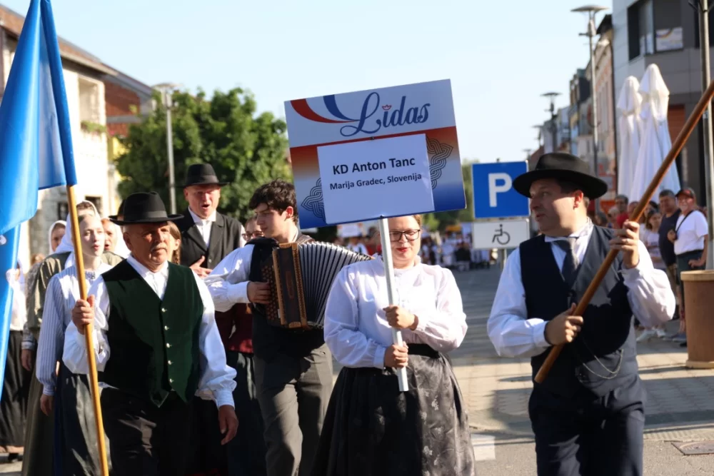 Povorka konjanika i konjskih zaprega ta članova kulturno-umjetničkih društava ulicama grada Pleternice