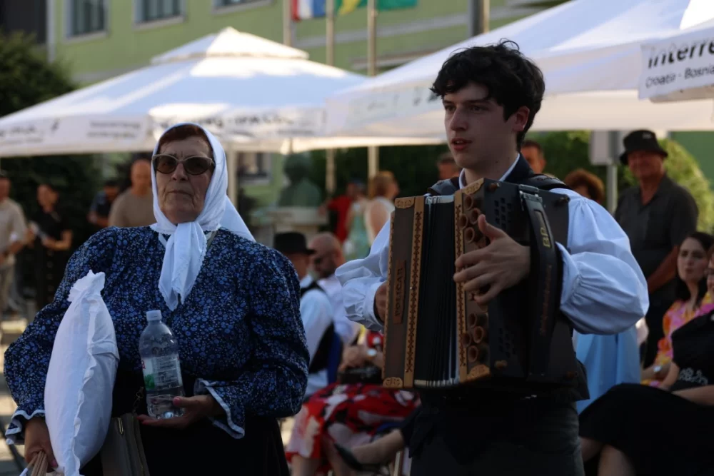 Povorka konjanika i konjskih zaprega ta članova kulturno-umjetničkih društava ulicama grada Pleternice