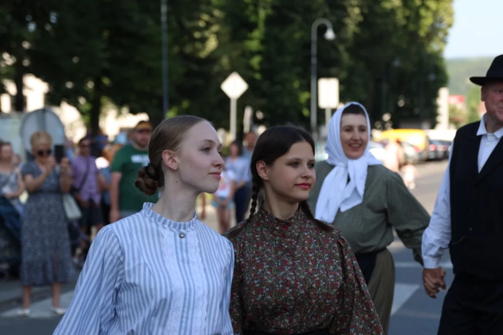 Povorka konjanika i konjskih zaprega ta članova kulturno-umjetničkih društava ulicama grada Pleternice