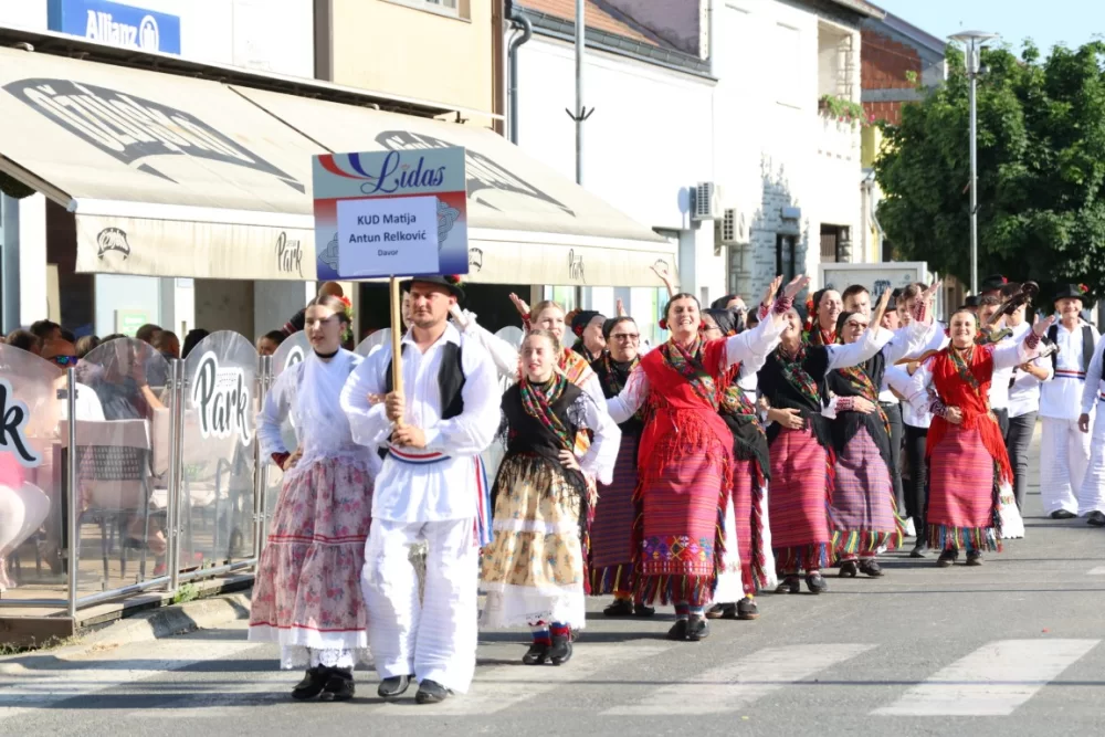 Povorka konjanika i konjskih zaprega ta članova kulturno-umjetničkih društava ulicama grada Pleternice