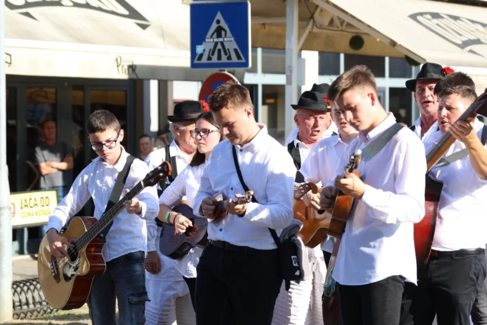 Povorka konjanika i konjskih zaprega ta članova kulturno-umjetničkih društava ulicama grada Pleternice