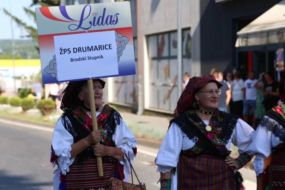 Povorka konjanika i konjskih zaprega ta članova kulturno-umjetničkih društava ulicama grada Pleternice