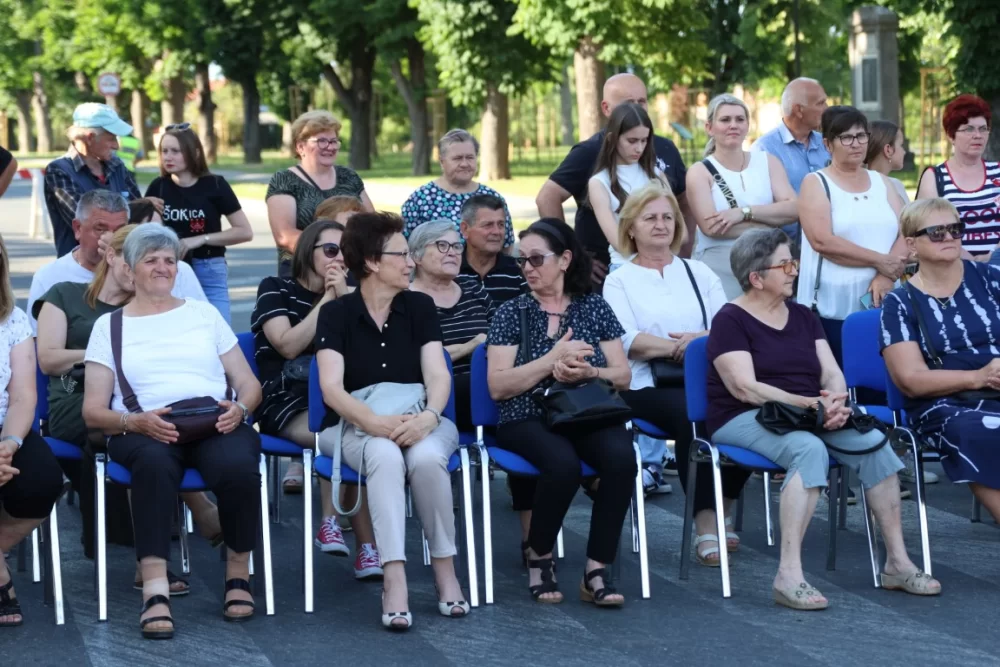 Povorka konjanika i konjskih zaprega ta članova kulturno-umjetničkih društava ulicama grada Pleternice