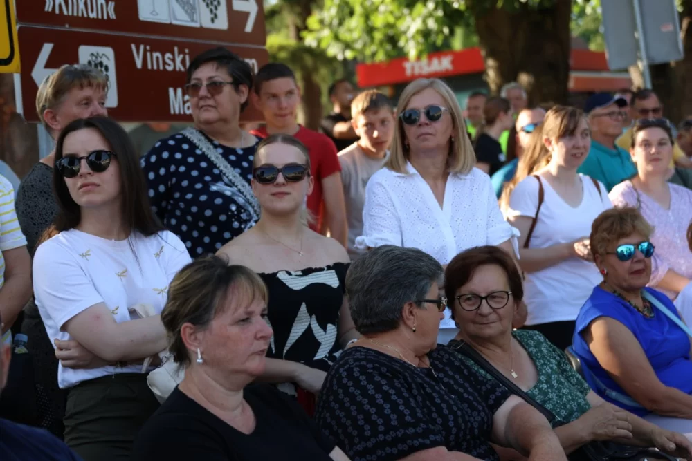 Povorka konjanika i konjskih zaprega ta članova kulturno-umjetničkih društava ulicama grada Pleternice