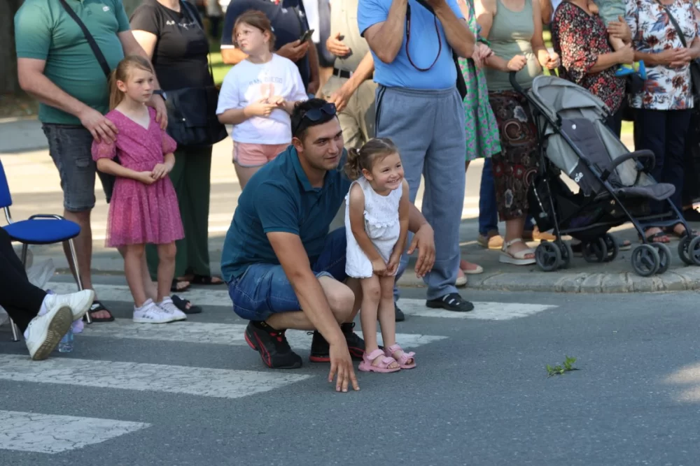 Povorka konjanika i konjskih zaprega ta članova kulturno-umjetničkih društava ulicama grada Pleternice