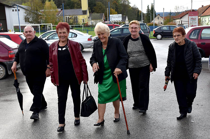 Požega.eu | Veselo druženje brestovačkih umirovljenika uz glazbu, hranu i piće [FOTO] 