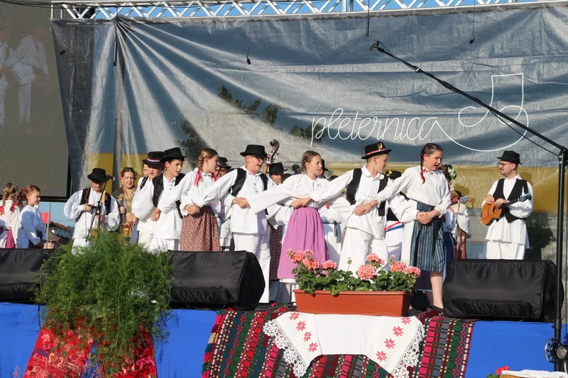 SMOTRA FOLKLORA NA TRGU BEĆARCA: „Pleternico, dok ti ime traje, čuvat ćemo tvoje običaje“