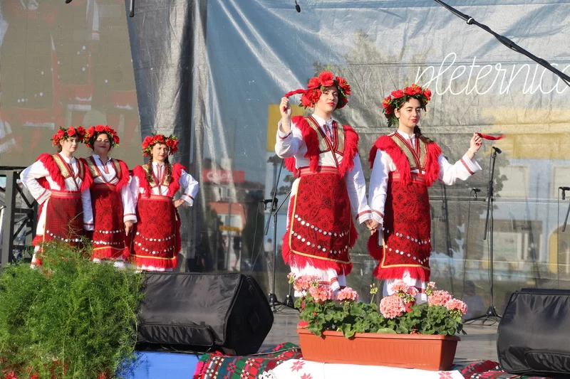 SMOTRA FOLKLORA NA TRGU BEĆARCA: „Pleternico, dok ti ime traje, čuvat ćemo tvoje običaje“