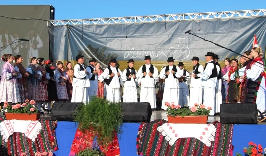 SMOTRA FOLKLORA NA TRGU BEĆARCA: „Pleternico, dok ti ime traje, čuvat ćemo tvoje običaje“