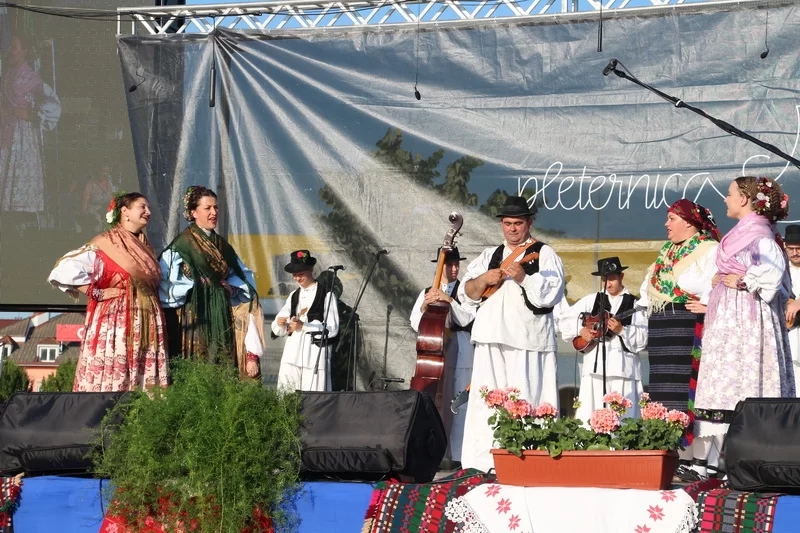 SMOTRA FOLKLORA NA TRGU BEĆARCA: „Pleternico, dok ti ime traje, čuvat ćemo tvoje običaje“