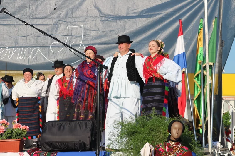 SMOTRA FOLKLORA NA TRGU BEĆARCA: „Pleternico, dok ti ime traje, čuvat ćemo tvoje običaje“
