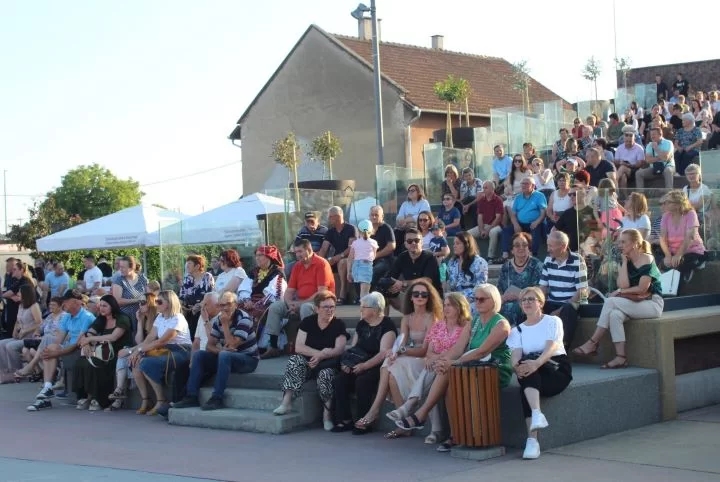 SMOTRA FOLKLORA NA TRGU BEĆARCA: „Pleternico, dok ti ime traje, čuvat ćemo tvoje običaje“