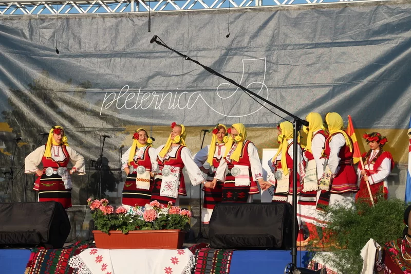 SMOTRA FOLKLORA NA TRGU BEĆARCA: „Pleternico, dok ti ime traje, čuvat ćemo tvoje običaje“
