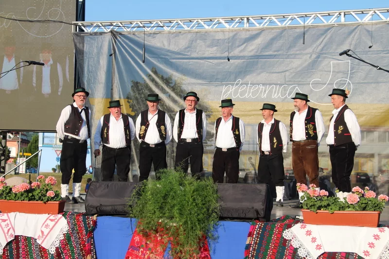 SMOTRA FOLKLORA NA TRGU BEĆARCA: „Pleternico, dok ti ime traje, čuvat ćemo tvoje običaje“