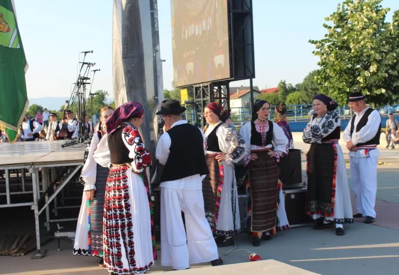 SMOTRA FOLKLORA NA TRGU BEĆARCA: „Pleternico, dok ti ime traje, čuvat ćemo tvoje običaje“