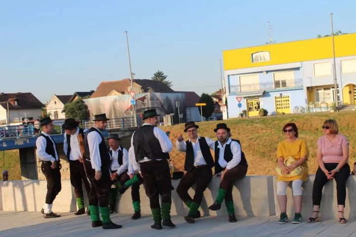 SMOTRA FOLKLORA NA TRGU BEĆARCA: „Pleternico, dok ti ime traje, čuvat ćemo tvoje običaje“