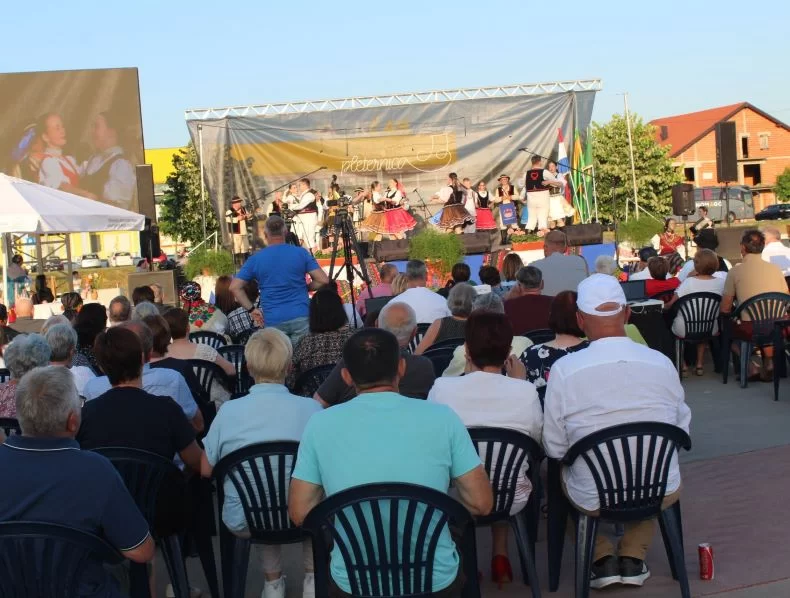 SMOTRA FOLKLORA NA TRGU BEĆARCA: „Pleternico, dok ti ime traje, čuvat ćemo tvoje običaje“