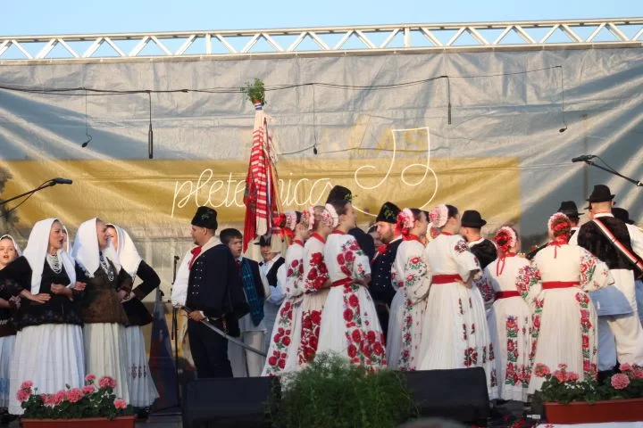 SMOTRA FOLKLORA NA TRGU BEĆARCA: „Pleternico, dok ti ime traje, čuvat ćemo tvoje običaje“