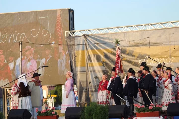 SMOTRA FOLKLORA NA TRGU BEĆARCA: „Pleternico, dok ti ime traje, čuvat ćemo tvoje običaje“
