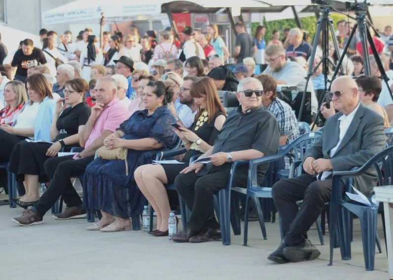 SMOTRA FOLKLORA NA TRGU BEĆARCA: „Pleternico, dok ti ime traje, čuvat ćemo tvoje običaje“