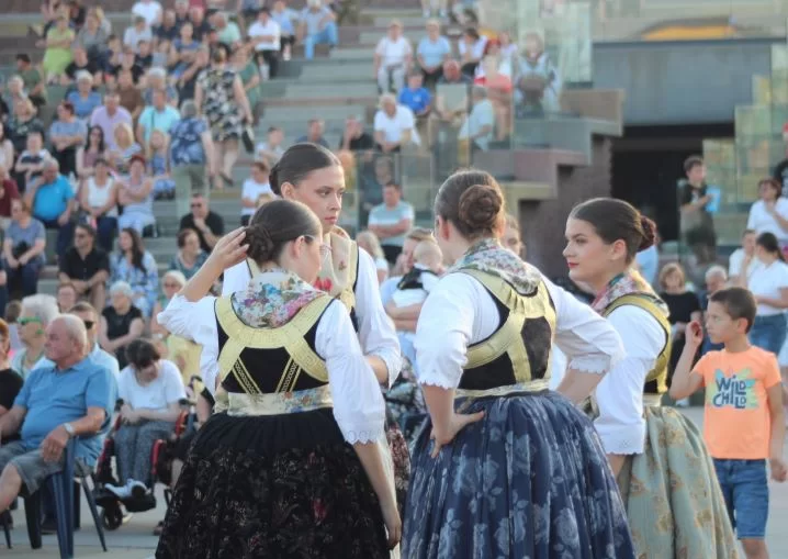 SMOTRA FOLKLORA NA TRGU BEĆARCA: „Pleternico, dok ti ime traje, čuvat ćemo tvoje običaje“