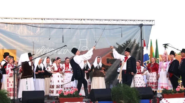 SMOTRA FOLKLORA NA TRGU BEĆARCA: „Pleternico, dok ti ime traje, čuvat ćemo tvoje običaje“