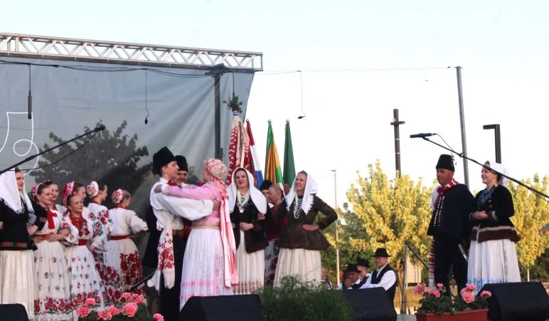 SMOTRA FOLKLORA NA TRGU BEĆARCA: „Pleternico, dok ti ime traje, čuvat ćemo tvoje običaje“