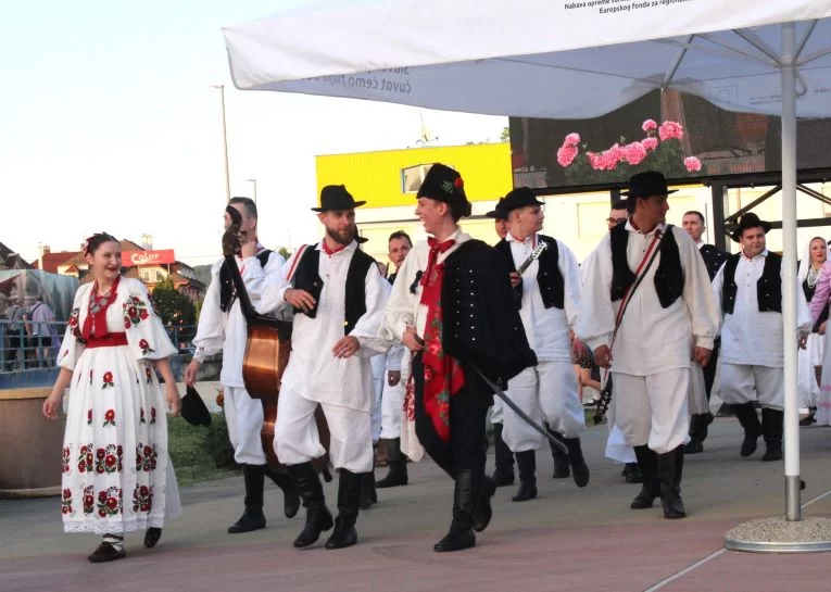 SMOTRA FOLKLORA NA TRGU BEĆARCA: „Pleternico, dok ti ime traje, čuvat ćemo tvoje običaje“