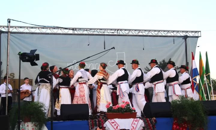 SMOTRA FOLKLORA NA TRGU BEĆARCA: „Pleternico, dok ti ime traje, čuvat ćemo tvoje običaje“