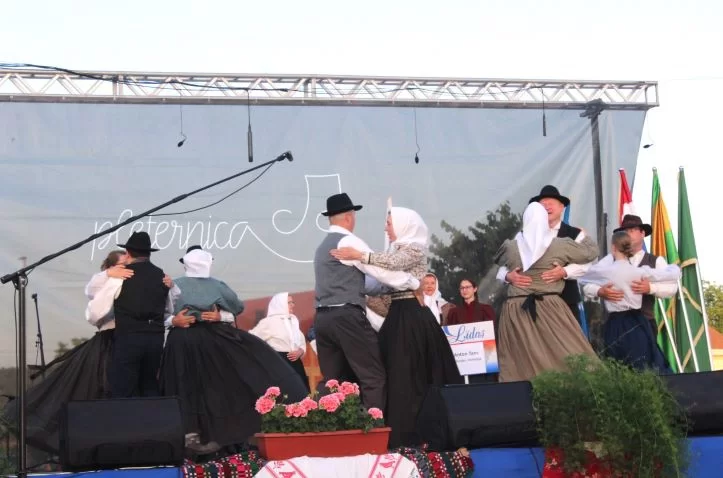 SMOTRA FOLKLORA NA TRGU BEĆARCA: „Pleternico, dok ti ime traje, čuvat ćemo tvoje običaje“