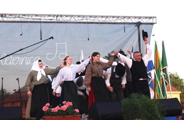 SMOTRA FOLKLORA NA TRGU BEĆARCA: „Pleternico, dok ti ime traje, čuvat ćemo tvoje običaje“