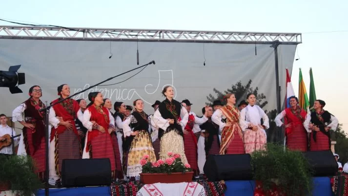 SMOTRA FOLKLORA NA TRGU BEĆARCA: „Pleternico, dok ti ime traje, čuvat ćemo tvoje običaje“
