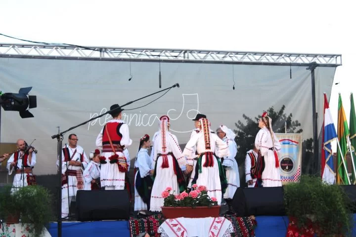 SMOTRA FOLKLORA NA TRGU BEĆARCA: „Pleternico, dok ti ime traje, čuvat ćemo tvoje običaje“