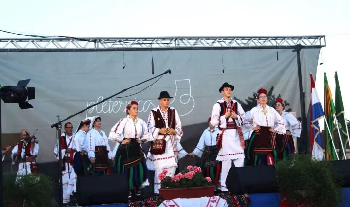 SMOTRA FOLKLORA NA TRGU BEĆARCA: „Pleternico, dok ti ime traje, čuvat ćemo tvoje običaje“