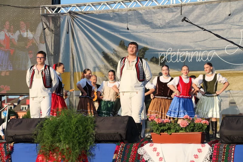 SMOTRA FOLKLORA NA TRGU BEĆARCA: „Pleternico, dok ti ime traje, čuvat ćemo tvoje običaje“