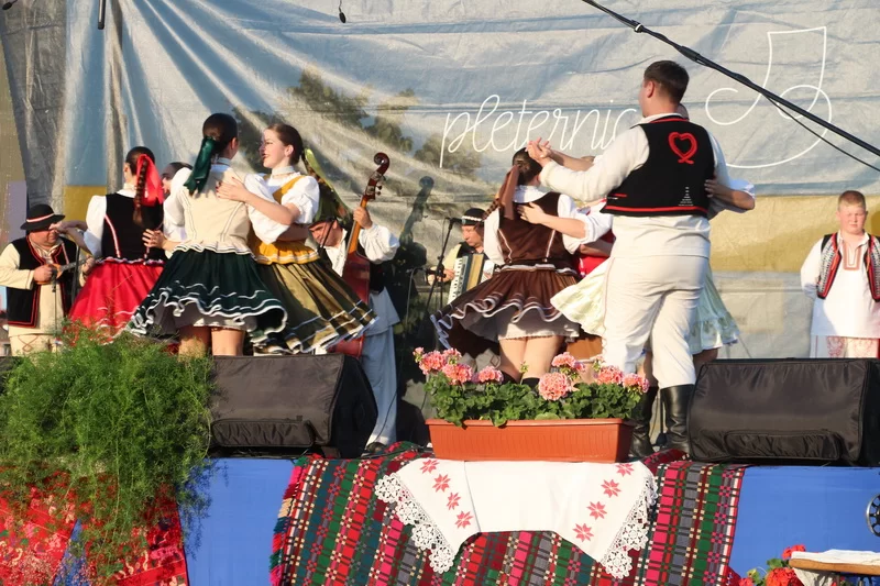SMOTRA FOLKLORA NA TRGU BEĆARCA: „Pleternico, dok ti ime traje, čuvat ćemo tvoje običaje“