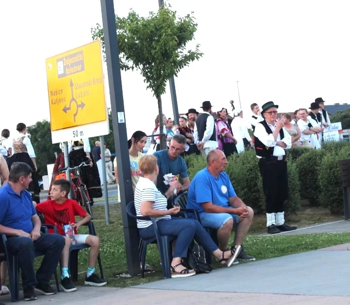 SMOTRA FOLKLORA NA TRGU BEĆARCA: „Pleternico, dok ti ime traje, čuvat ćemo tvoje običaje“