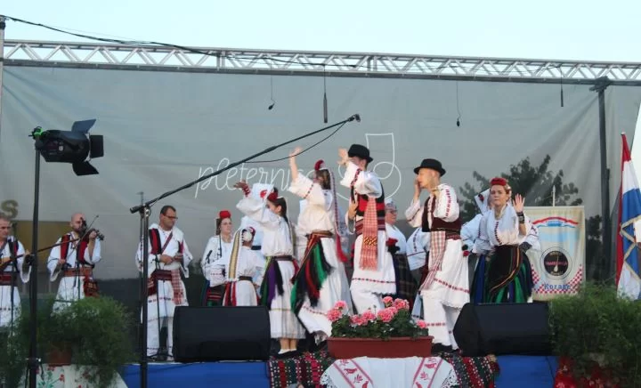 SMOTRA FOLKLORA NA TRGU BEĆARCA: „Pleternico, dok ti ime traje, čuvat ćemo tvoje običaje“