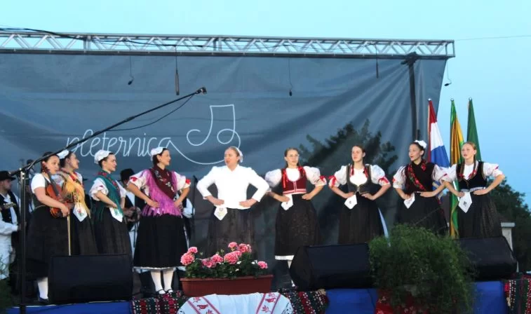 SMOTRA FOLKLORA NA TRGU BEĆARCA: „Pleternico, dok ti ime traje, čuvat ćemo tvoje običaje“