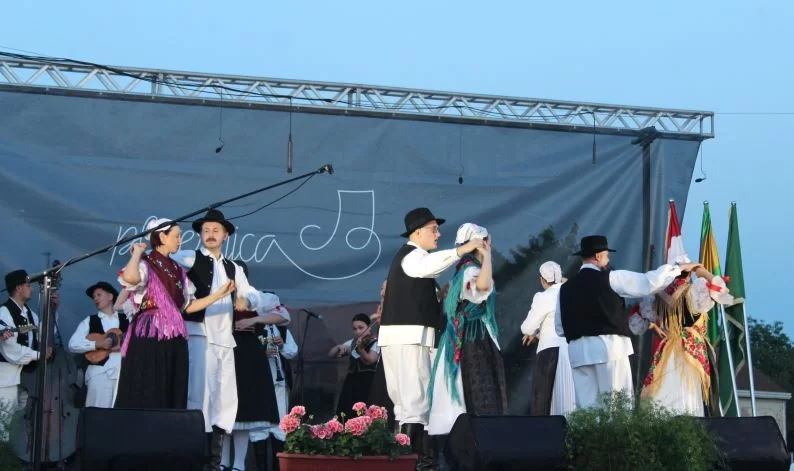 SMOTRA FOLKLORA NA TRGU BEĆARCA: „Pleternico, dok ti ime traje, čuvat ćemo tvoje običaje“