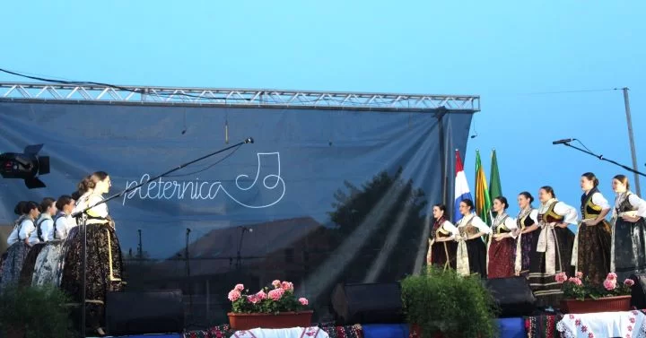 SMOTRA FOLKLORA NA TRGU BEĆARCA: „Pleternico, dok ti ime traje, čuvat ćemo tvoje običaje“