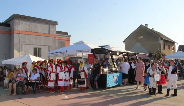 SMOTRA FOLKLORA NA TRGU BEĆARCA: „Pleternico, dok ti ime traje, čuvat ćemo tvoje običaje“