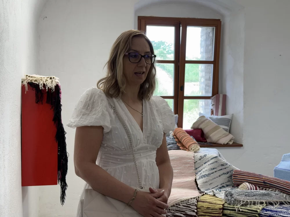 Održana Izložba tkanih tepiha projekta TEPIH: Snaga zajedništva, inkluzije i ekologije u Kući tambure